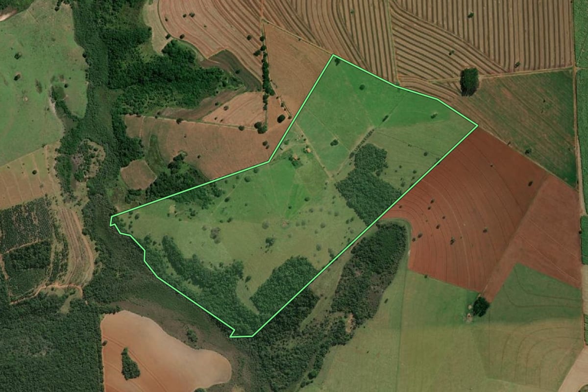Imagem de satélite do imóvel rural em Ocauçu (SP), com o contorno declarado no CAR desenhado por cima.