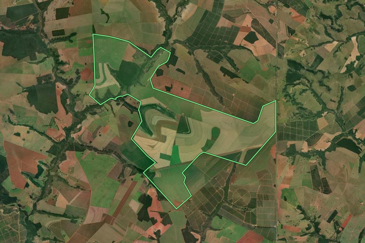 Imagem de satélite do imóvel rural em Campos Novos Paulista (SP), com o contorno declarado no CAR desenhado por cima.