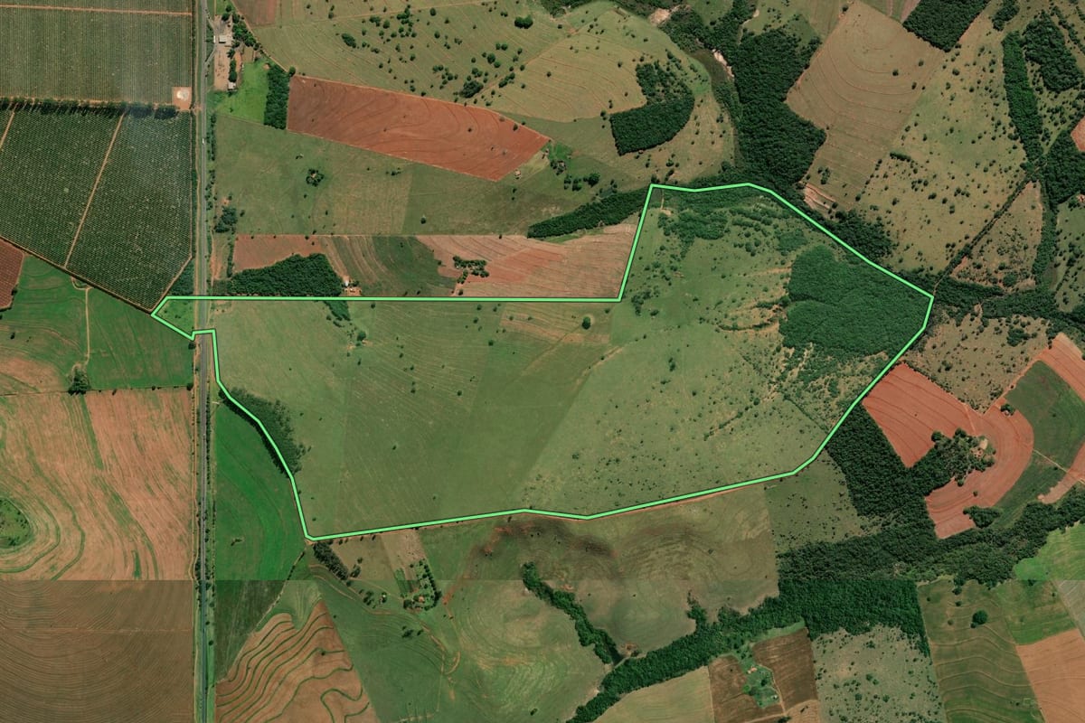 Imagem de satélite do imóvel rural em Campos Novos Paulista (SP), com o contorno declarado no CAR desenhado por cima.