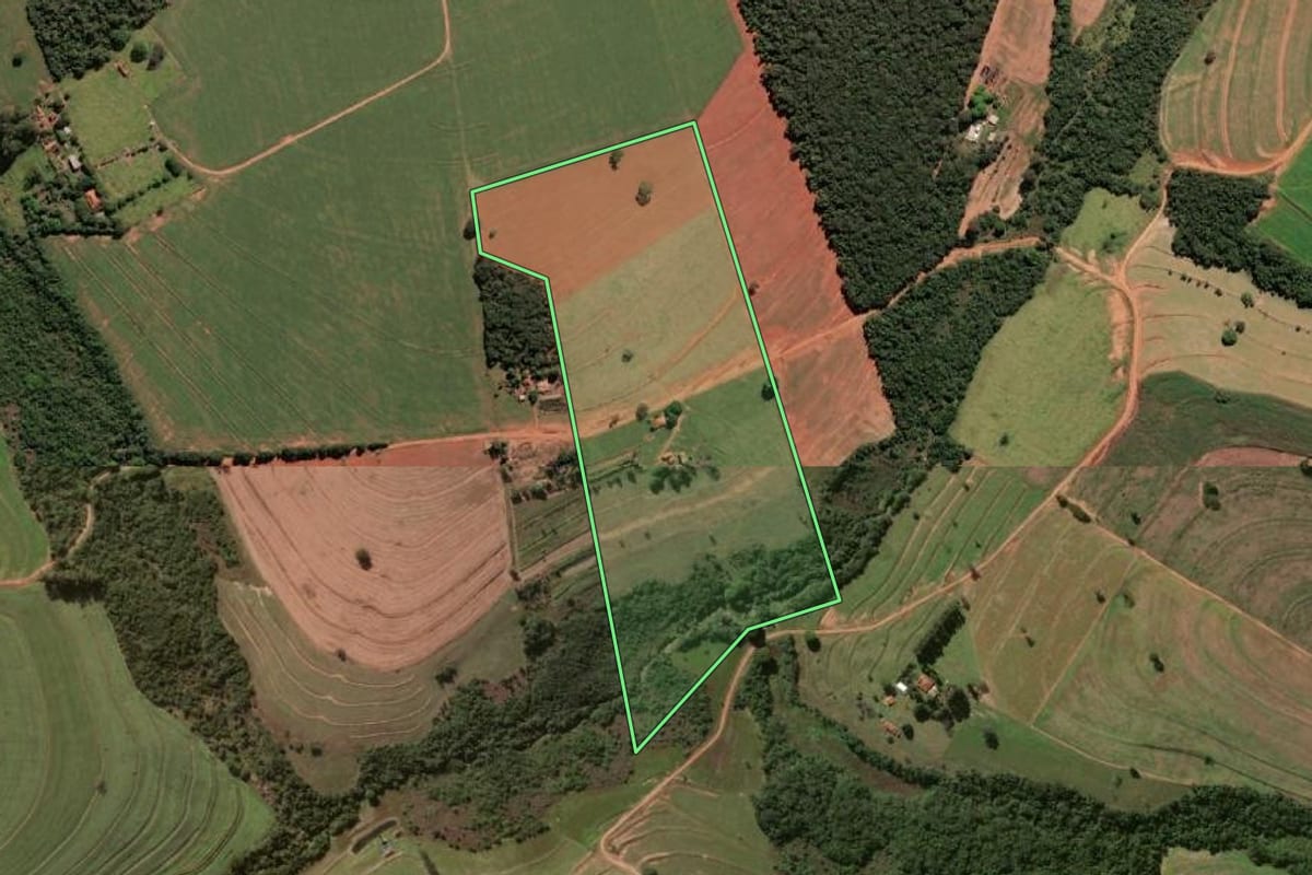 Imagem de satélite do imóvel rural em Campos Novos Paulista (SP), com o contorno declarado no CAR desenhado por cima.
