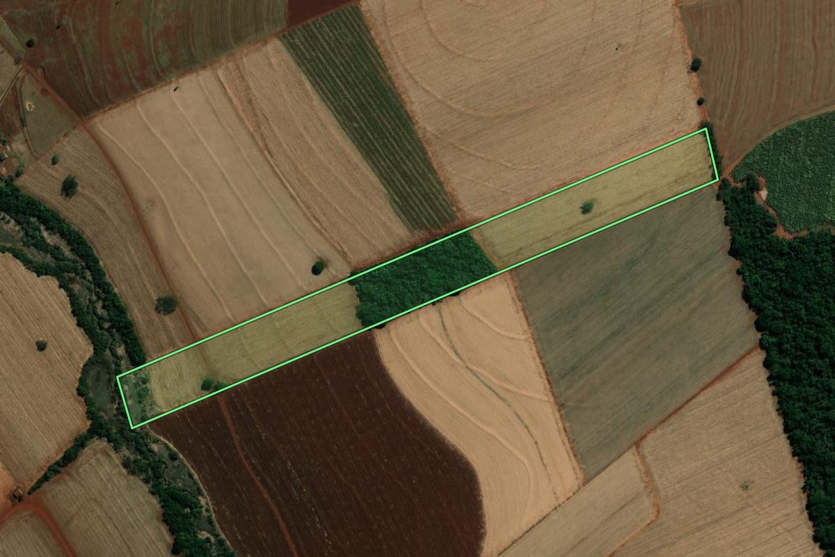 Imagem de satélite do imóvel rural em Campos Novos Paulista (SP), com o contorno declarado no CAR desenhado por cima.