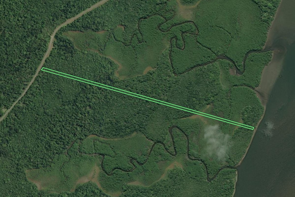 Imagem de satélite do imóvel rural em Cananéia (SP), com o contorno declarado no CAR desenhado por cima.