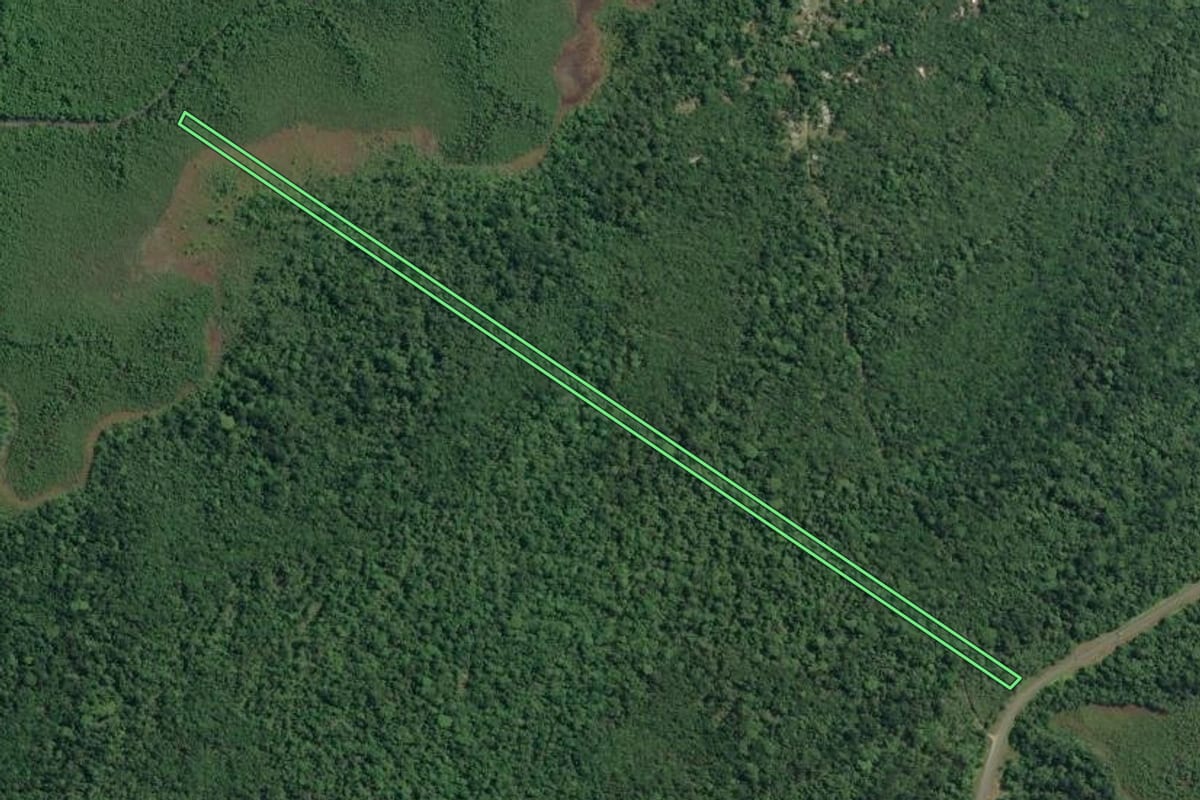 Imagem de satélite do imóvel rural em Cananéia (SP), com o contorno declarado no CAR desenhado por cima.