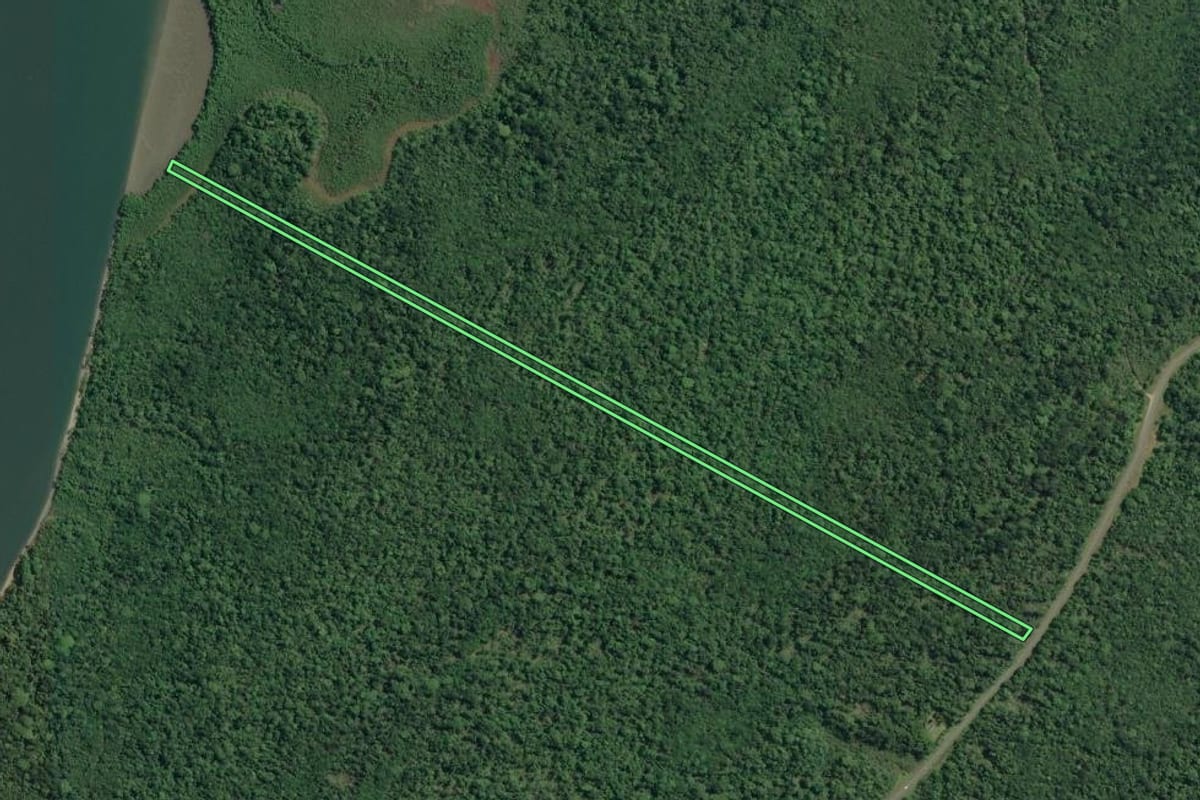 Imagem de satélite do imóvel rural em Cananéia (SP), com o contorno declarado no CAR desenhado por cima.
