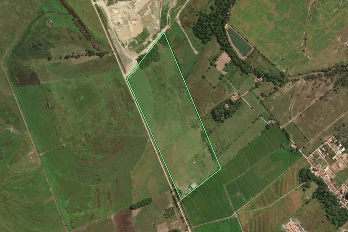 Imagem de satélite do imóvel rural em Canas (SP), com o contorno declarado no CAR desenhado por cima.