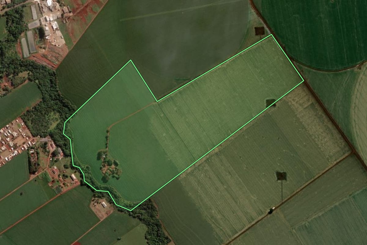 Imagem de satélite do imóvel rural em Cândido Mota (SP), com o contorno declarado no CAR desenhado por cima.