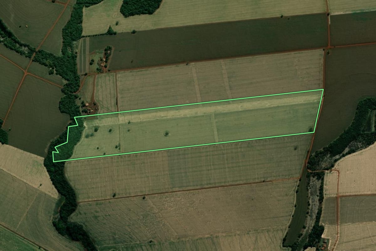Imagem de satélite do imóvel rural em Cândido Mota (SP), com o contorno declarado no CAR desenhado por cima.