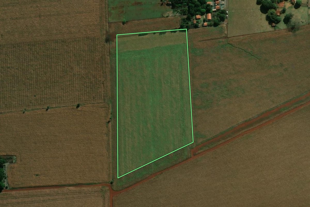 Imagem de satélite do imóvel rural em Cândido Mota (SP), com o contorno declarado no CAR desenhado por cima.