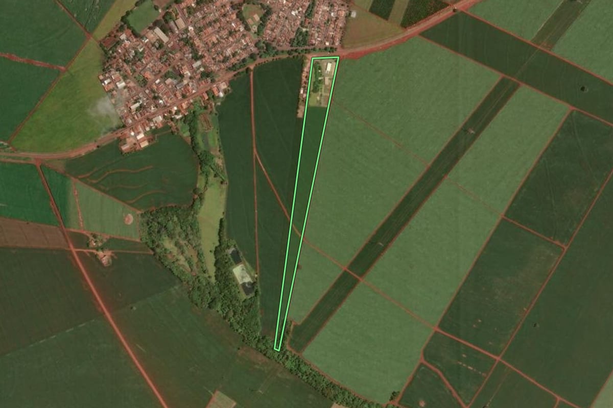 Imagem de satélite do imóvel rural em Cândido Mota (SP), com o contorno declarado no CAR desenhado por cima.