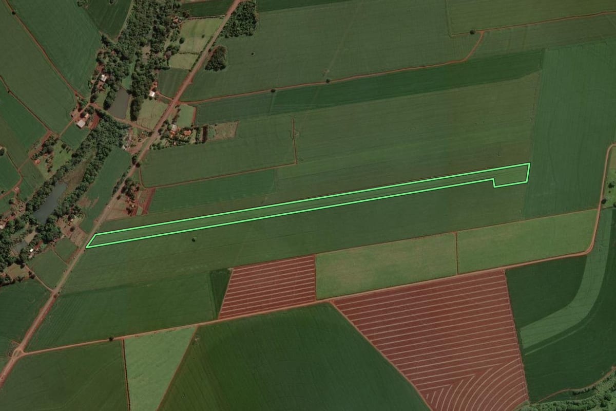 Imagem de satélite do imóvel rural em Cândido Mota (SP), com o contorno declarado no CAR desenhado por cima.