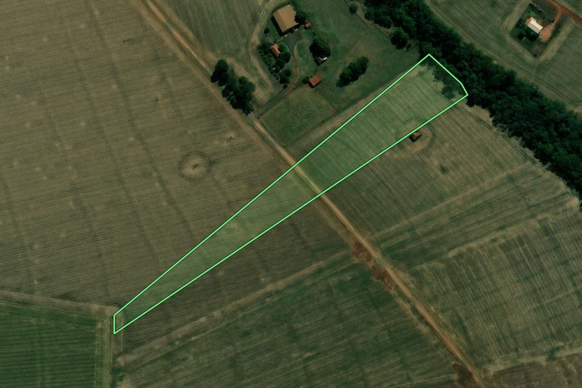 Imagem de satélite do imóvel rural em Cândido Mota (SP), com o contorno declarado no CAR desenhado por cima.
