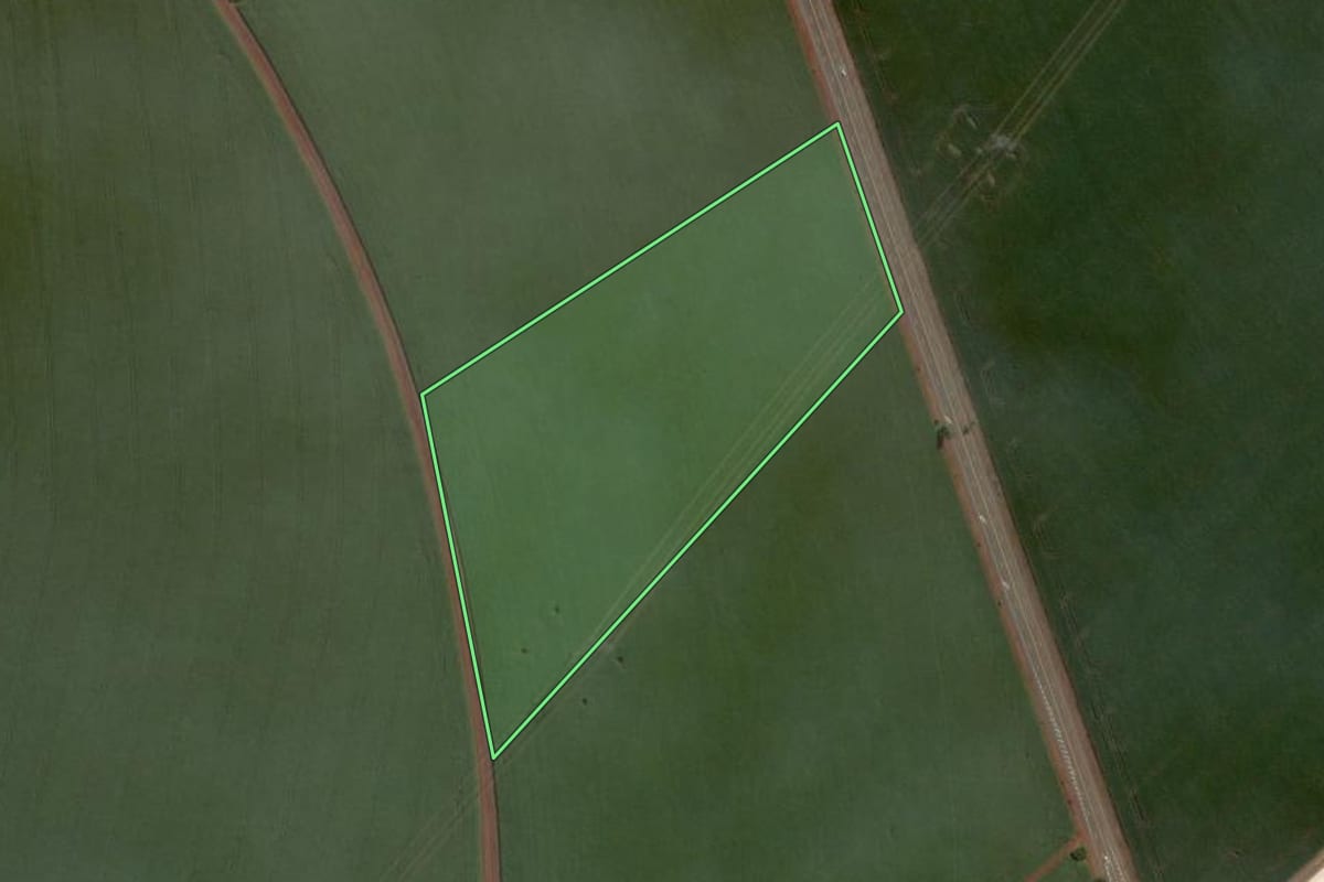 Imagem de satélite do imóvel rural em Cândido Mota (SP), com o contorno declarado no CAR desenhado por cima.