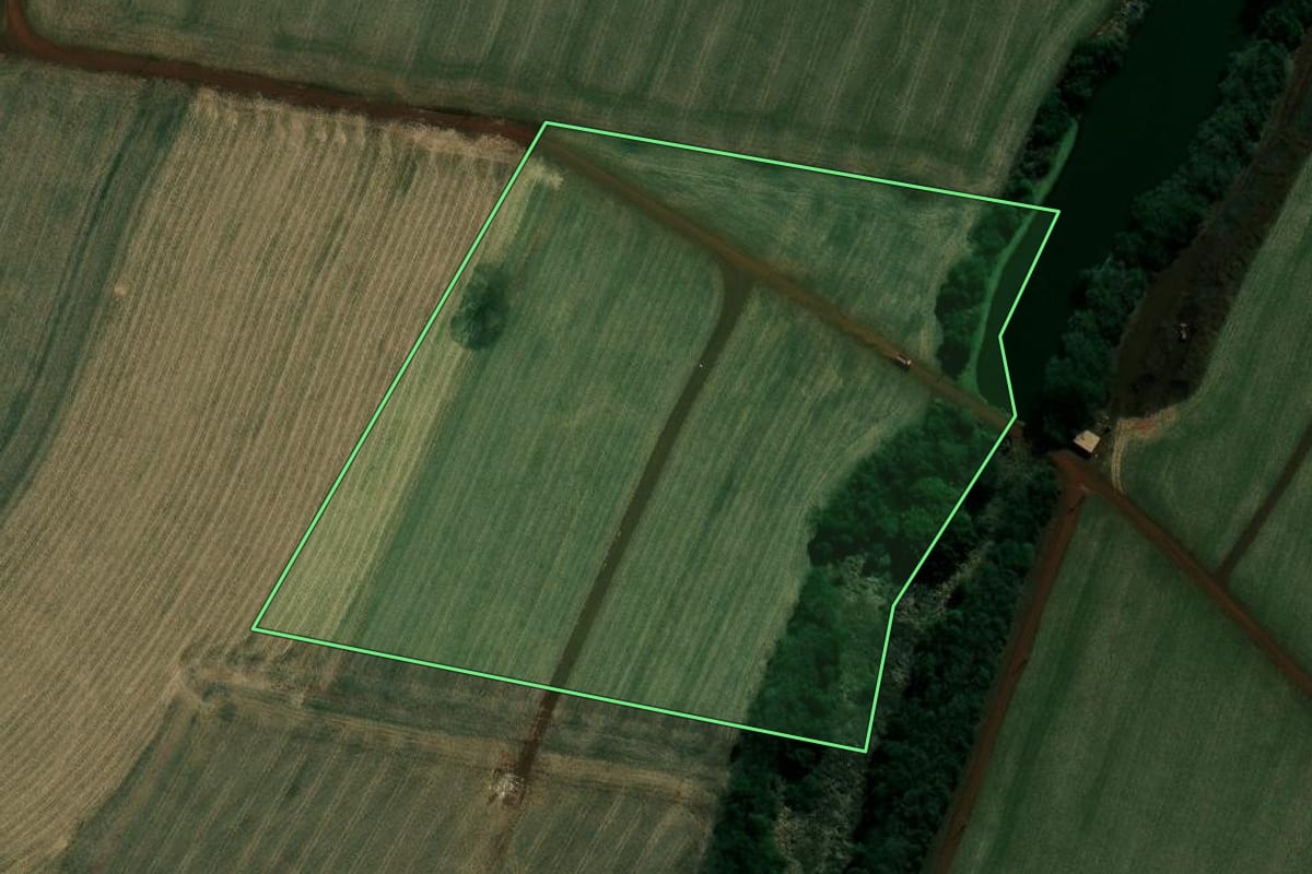 Imagem de satélite do imóvel rural em Cândido Mota (SP), com o contorno declarado no CAR desenhado por cima.