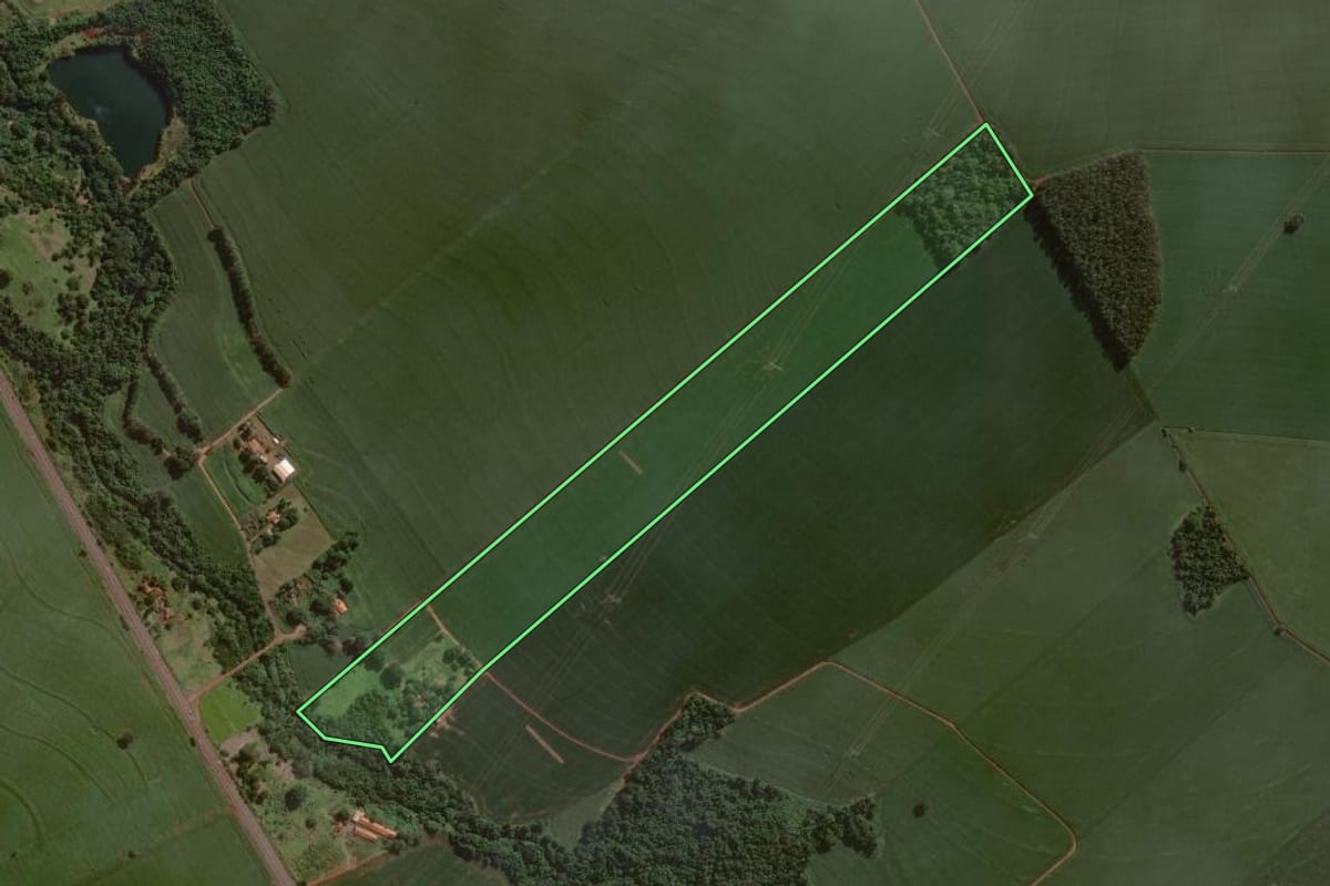 Imagem de satélite do imóvel rural em Cândido Mota (SP), com o contorno declarado no CAR desenhado por cima.