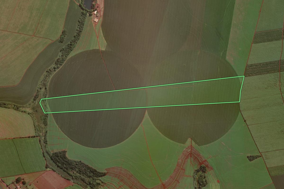 Imagem de satélite do imóvel rural em Cândido Mota (SP), com o contorno declarado no CAR desenhado por cima.