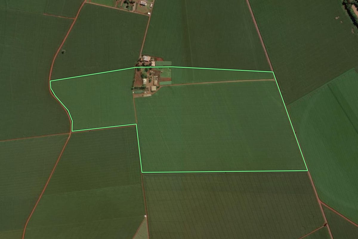 Imagem de satélite do imóvel rural em Cândido Mota (SP), com o contorno declarado no CAR desenhado por cima.