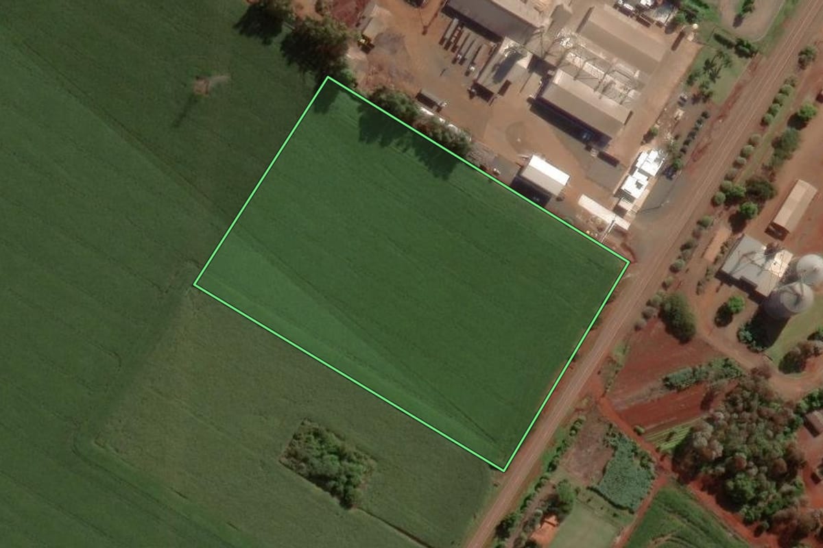 Imagem de satélite do imóvel rural em Cândido Mota (SP), com o contorno declarado no CAR desenhado por cima.