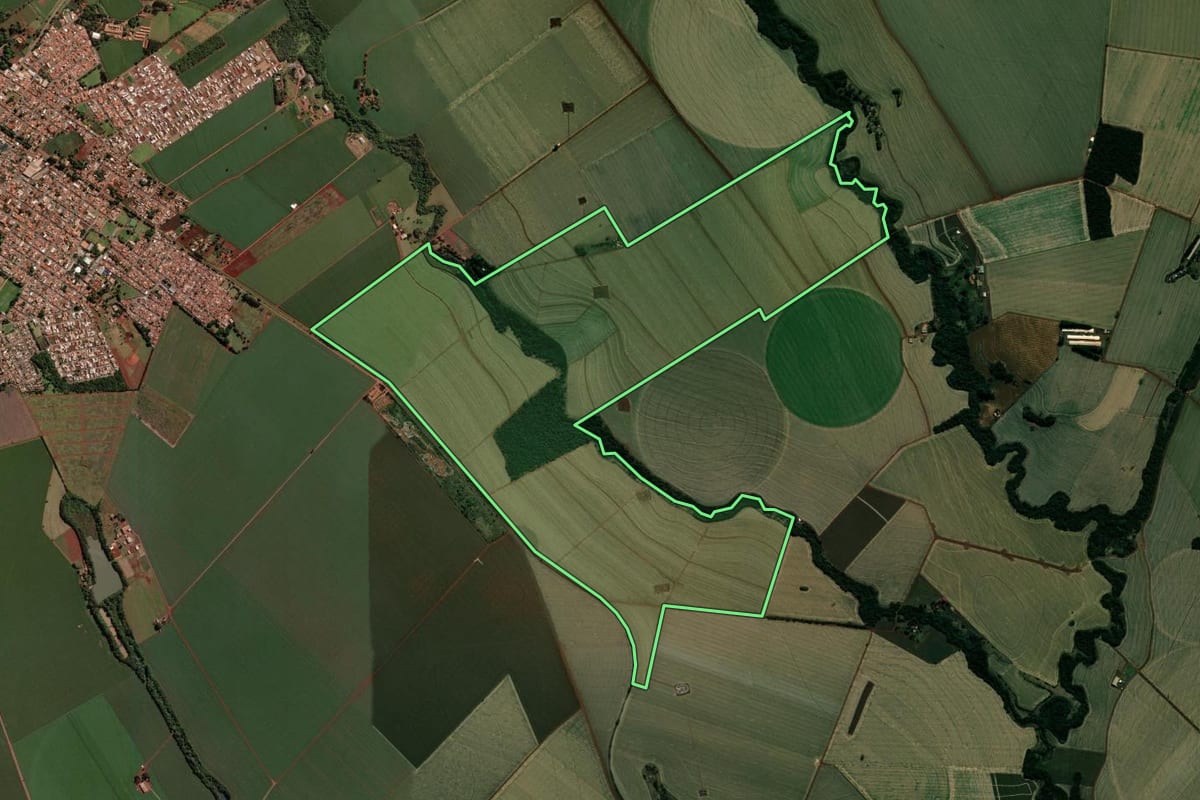 Imagem de satélite do imóvel rural em Cândido Mota (SP), com o contorno declarado no CAR desenhado por cima.
