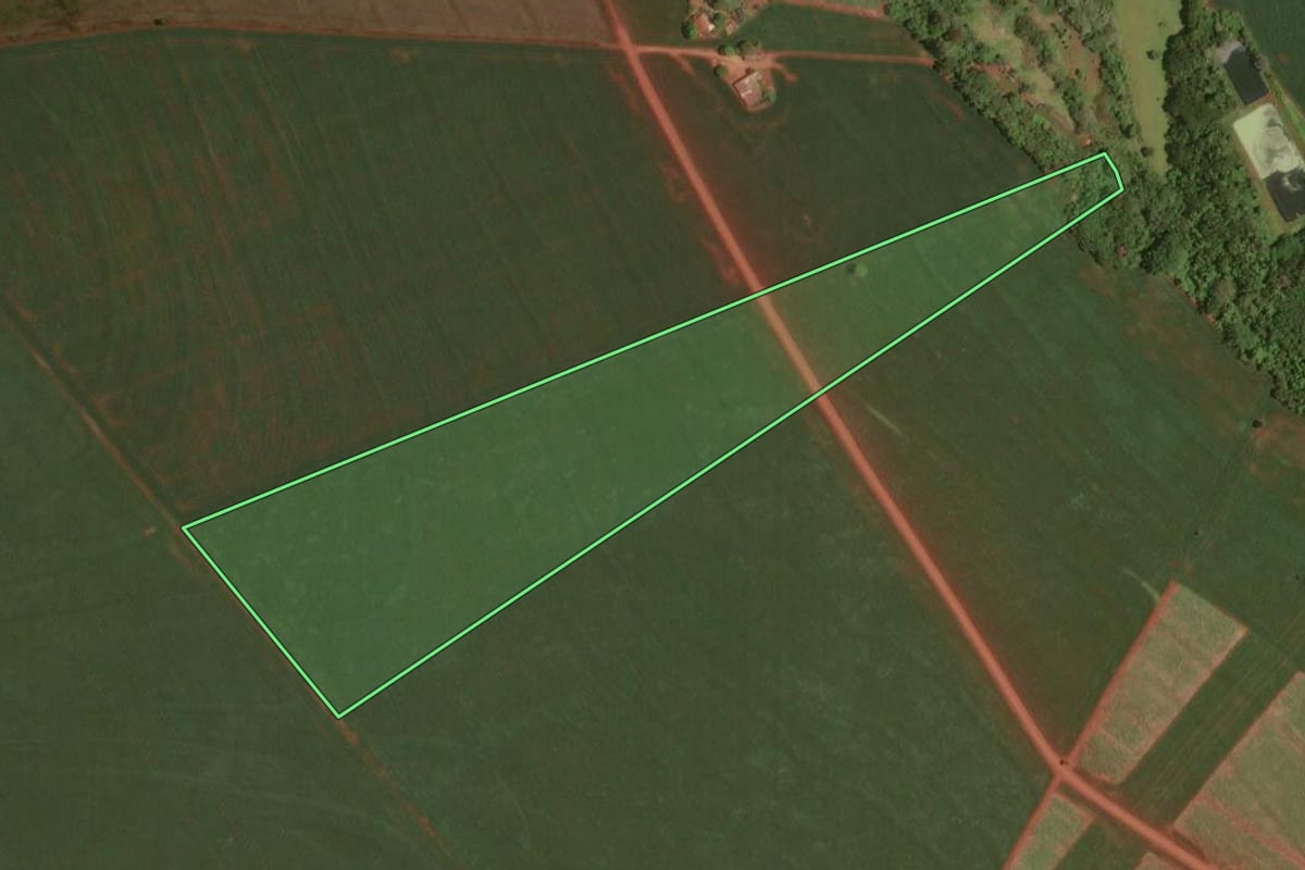 Imagem de satélite do imóvel rural em Cândido Mota (SP), com o contorno declarado no CAR desenhado por cima.