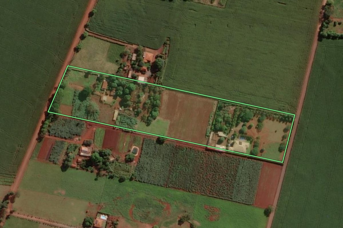 Imagem de satélite do imóvel rural em Cândido Mota (SP), com o contorno declarado no CAR desenhado por cima.