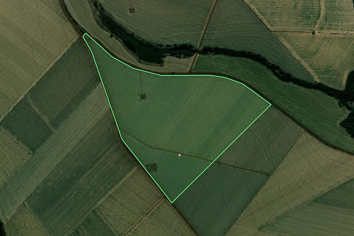 Imagem de satélite do imóvel rural em Cândido Mota (SP), com o contorno declarado no CAR desenhado por cima.