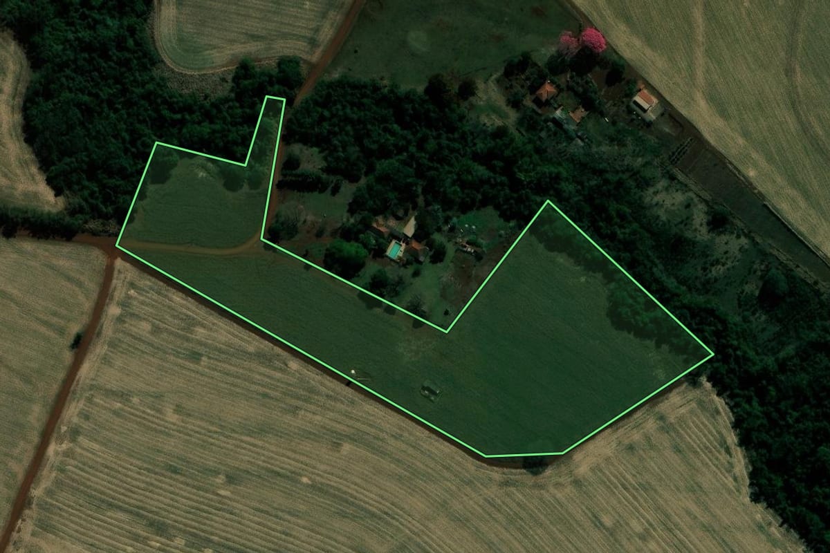 Imagem de satélite do imóvel rural em Cândido Mota (SP), com o contorno declarado no CAR desenhado por cima.