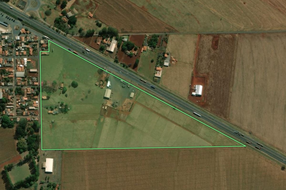 Imagem de satélite do imóvel rural em Cândido Mota (SP), com o contorno declarado no CAR desenhado por cima.