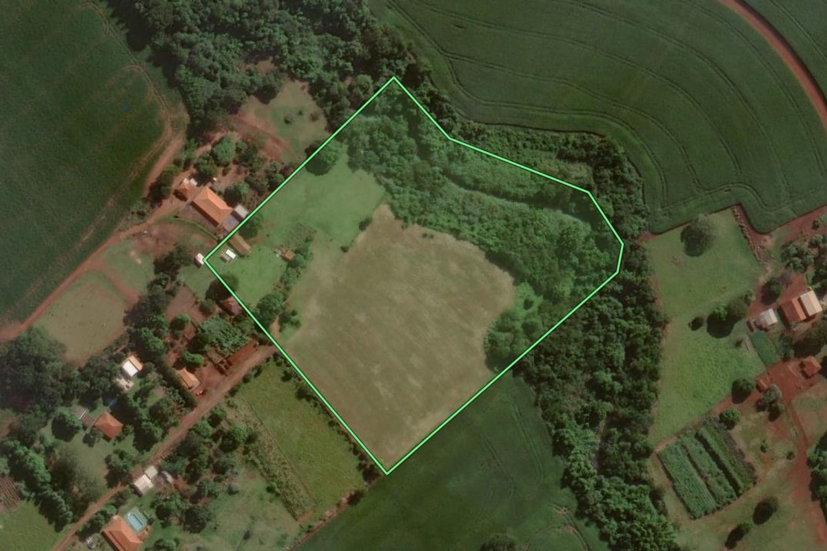 Imagem de satélite do imóvel rural em Cândido Mota (SP), com o contorno declarado no CAR desenhado por cima.