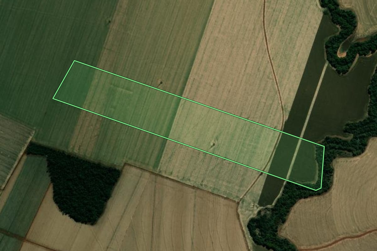 Imagem de satélite do imóvel rural em Cândido Mota (SP), com o contorno declarado no CAR desenhado por cima.