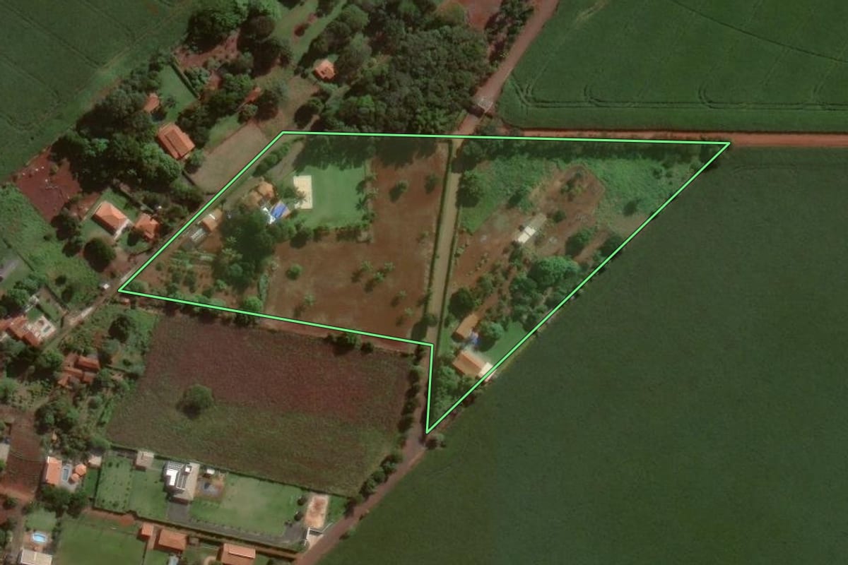 Imagem de satélite do imóvel rural em Cândido Mota (SP), com o contorno declarado no CAR desenhado por cima.