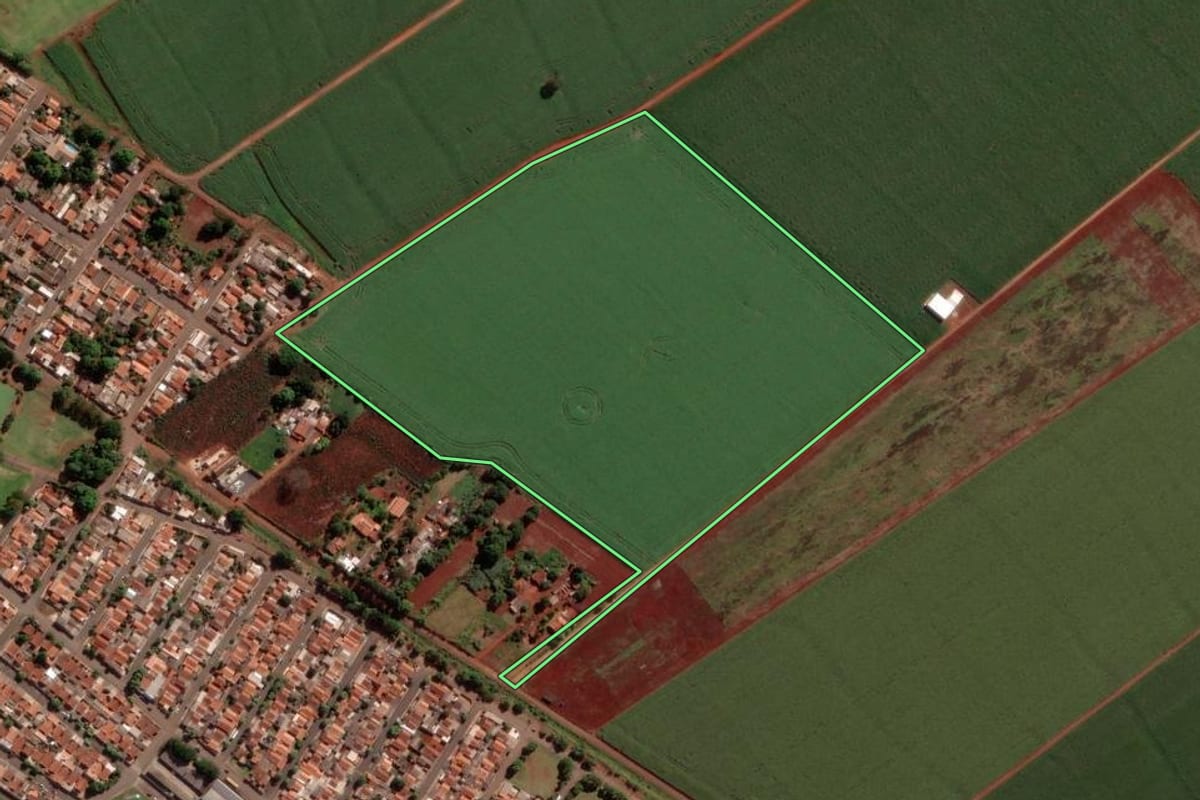 Imagem de satélite do imóvel rural em Cândido Mota (SP), com o contorno declarado no CAR desenhado por cima.