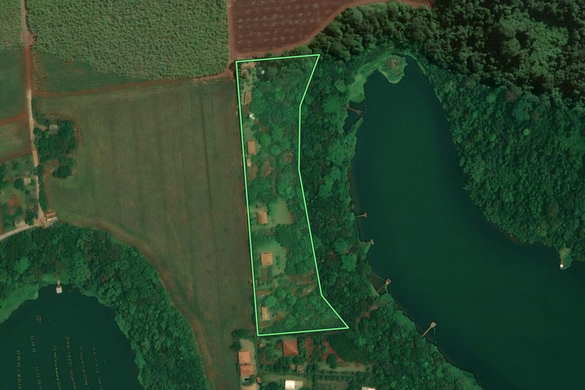 Imagem de satélite do imóvel rural em Cândido Mota (SP), com o contorno declarado no CAR desenhado por cima.