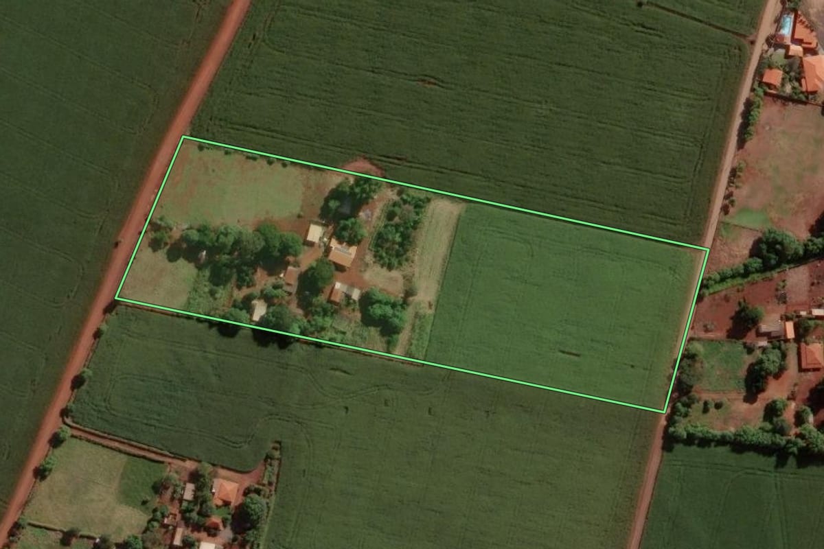 Imagem de satélite do imóvel rural em Cândido Mota (SP), com o contorno declarado no CAR desenhado por cima.