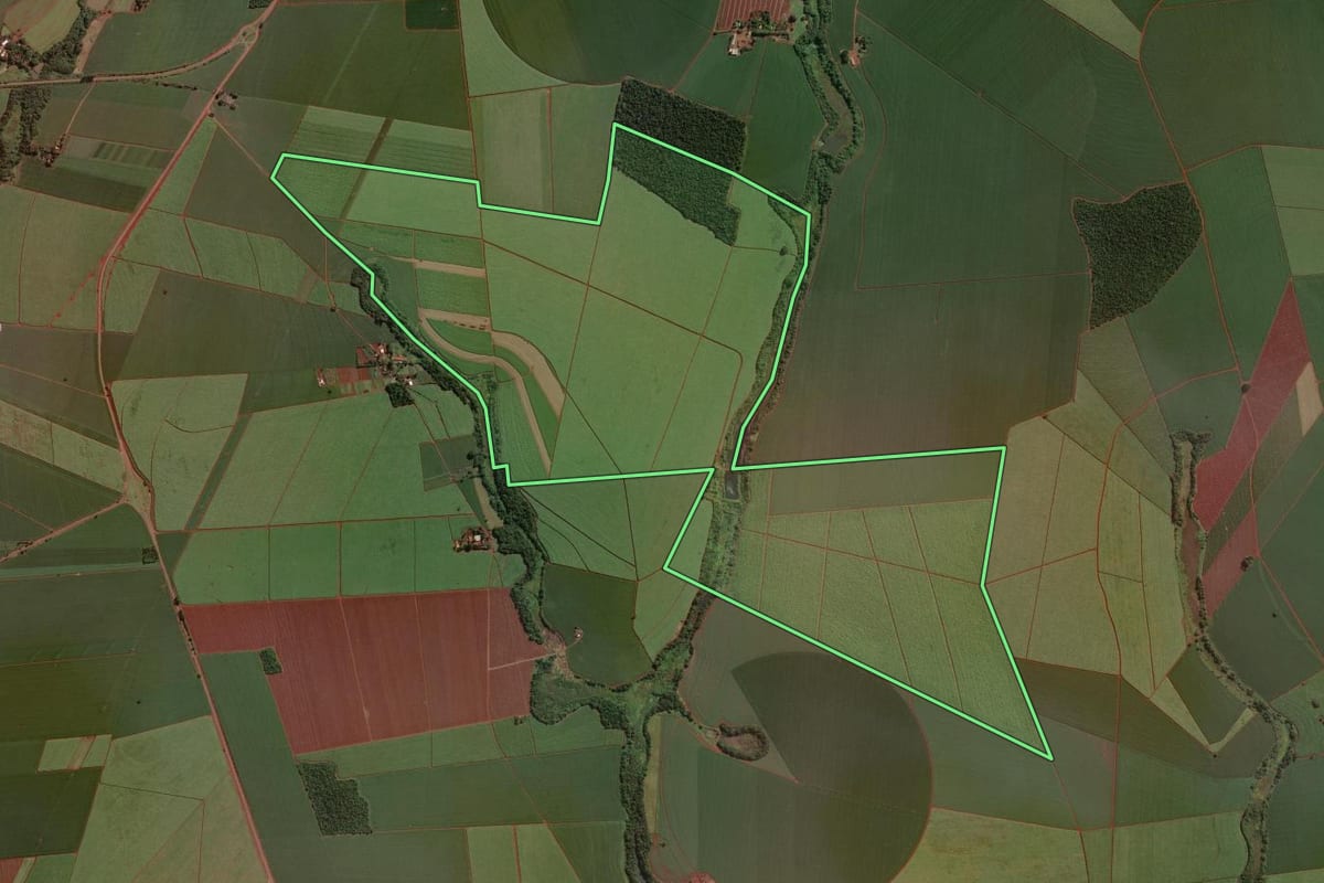 Imagem de satélite do imóvel rural em Cândido Mota (SP), com o contorno declarado no CAR desenhado por cima.