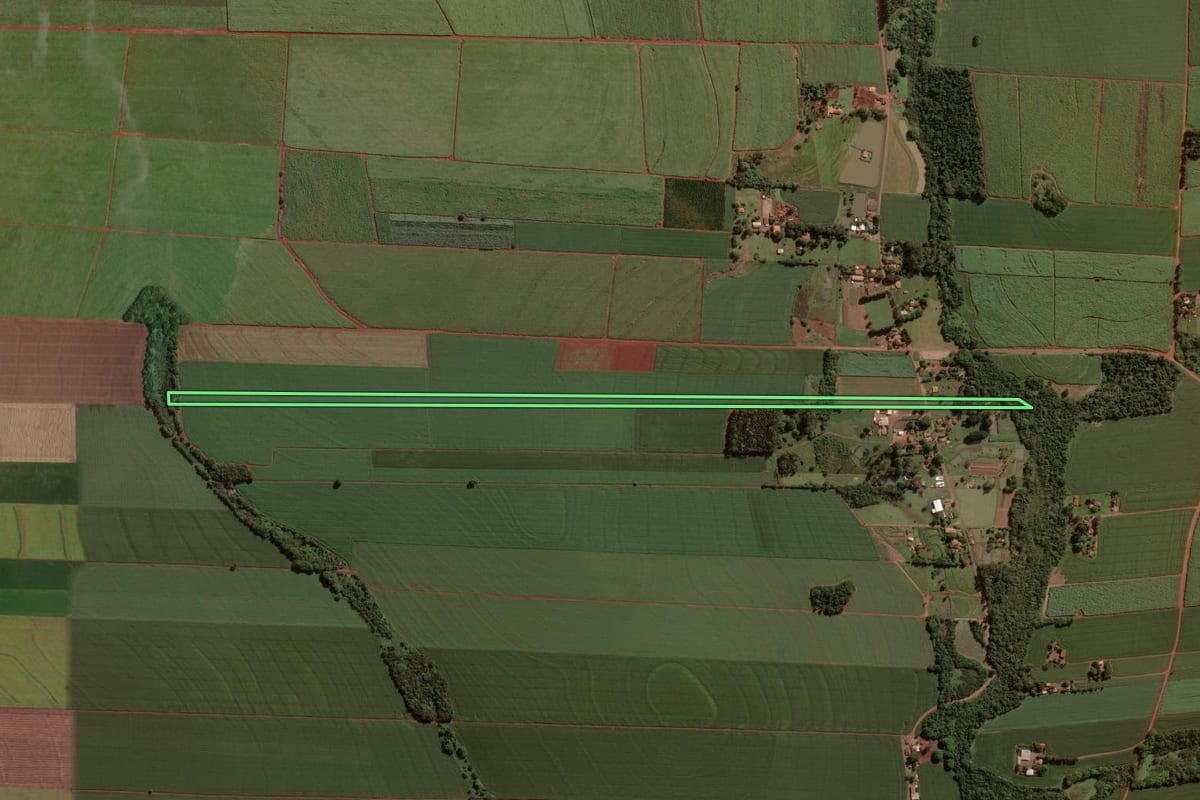 Imagem de satélite do imóvel rural em Cândido Mota (SP), com o contorno declarado no CAR desenhado por cima.
