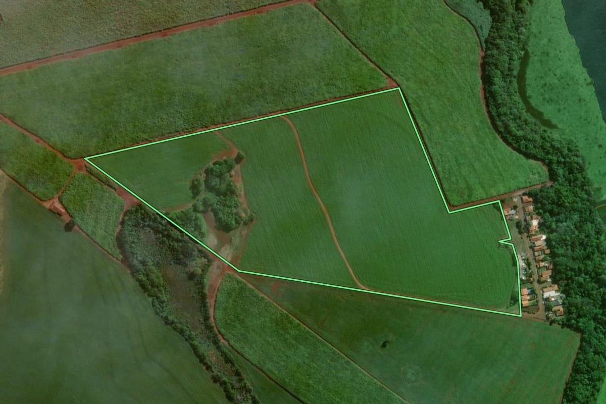 Imagem de satélite do imóvel rural em Cândido Mota (SP), com o contorno declarado no CAR desenhado por cima.