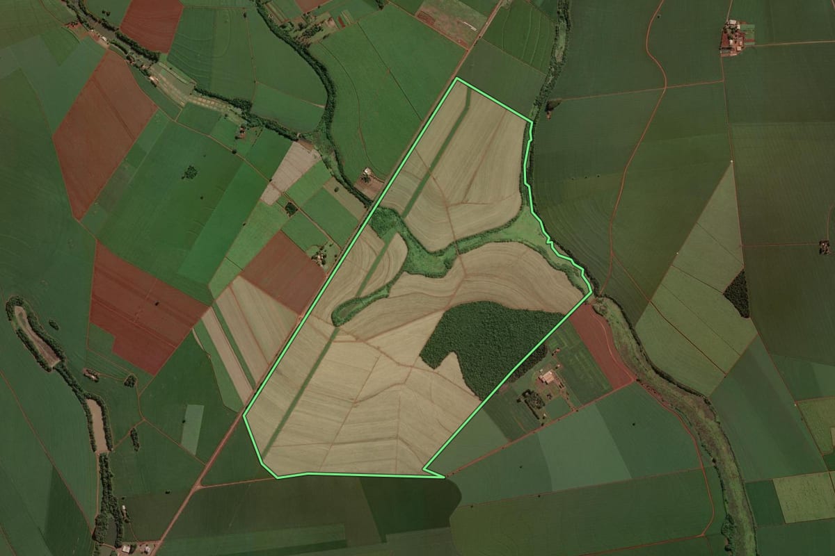 Imagem de satélite do imóvel rural em Cândido Mota (SP), com o contorno declarado no CAR desenhado por cima.