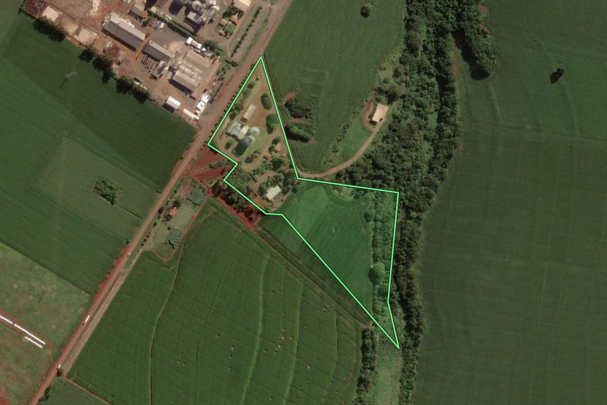 Imagem de satélite do imóvel rural em Cândido Mota (SP), com o contorno declarado no CAR desenhado por cima.