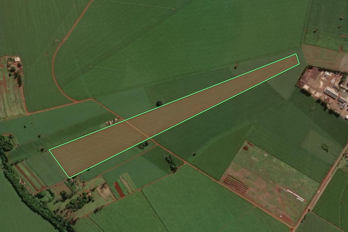 Imagem de satélite do imóvel rural em Cândido Mota (SP), com o contorno declarado no CAR desenhado por cima.