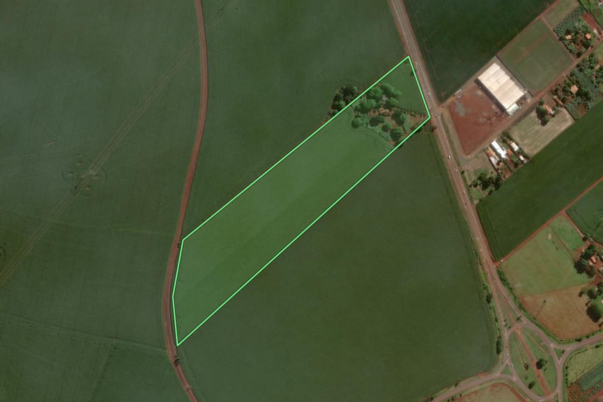 Imagem de satélite do imóvel rural em Cândido Mota (SP), com o contorno declarado no CAR desenhado por cima.