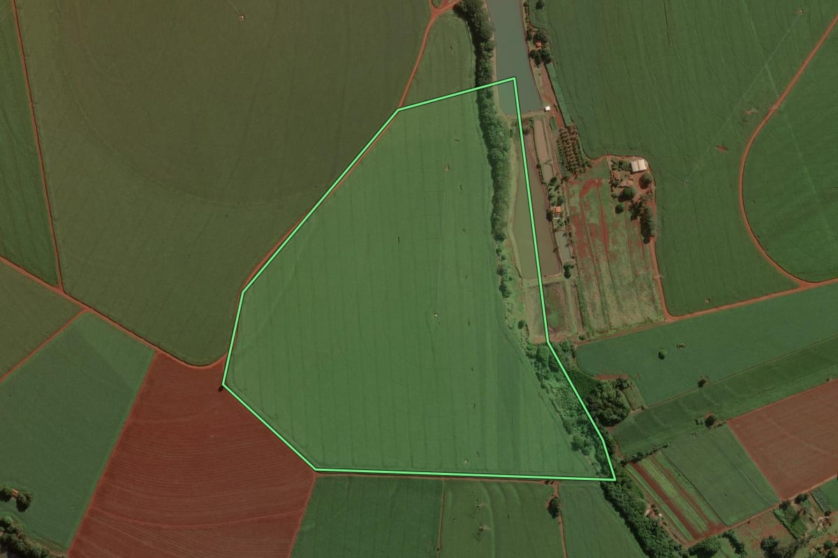 Imagem de satélite do imóvel rural em Cândido Mota (SP), com o contorno declarado no CAR desenhado por cima.