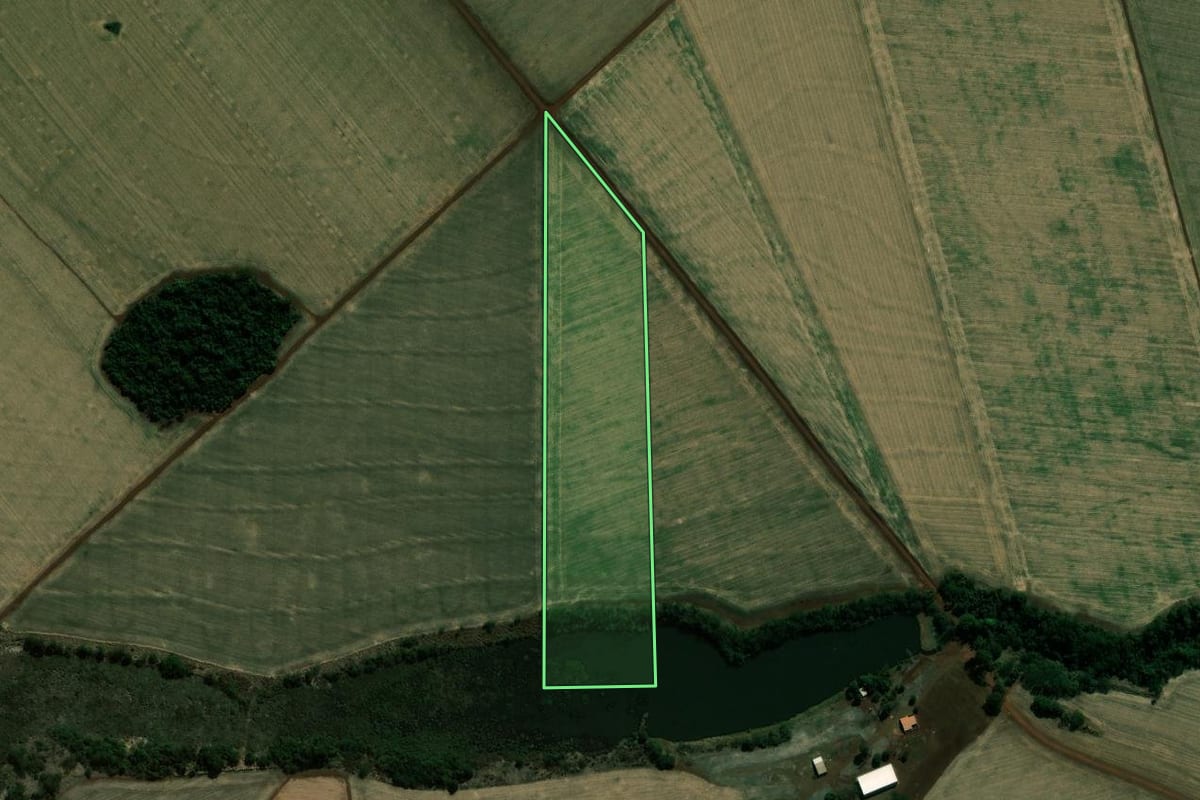 Imagem de satélite do imóvel rural em Cândido Mota (SP), com o contorno declarado no CAR desenhado por cima.