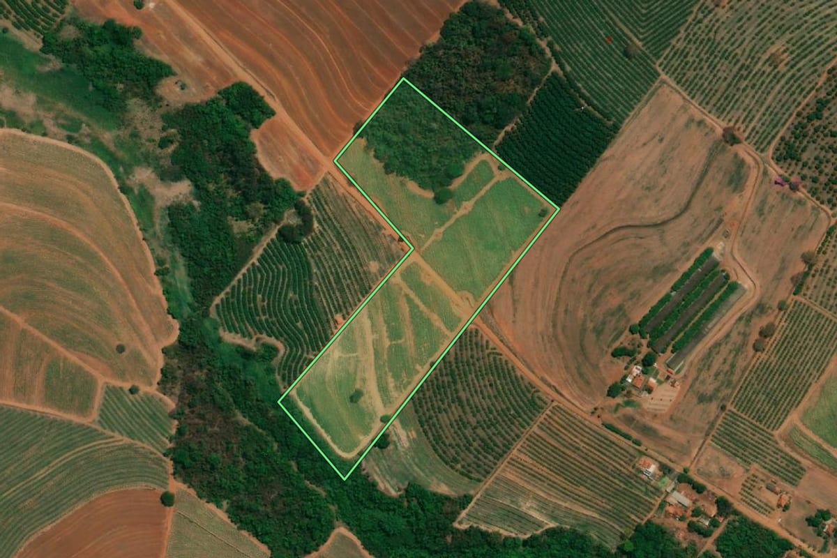 Imagem de satélite do imóvel rural em Cândido Rodrigues (SP), com o contorno declarado no CAR desenhado por cima.
