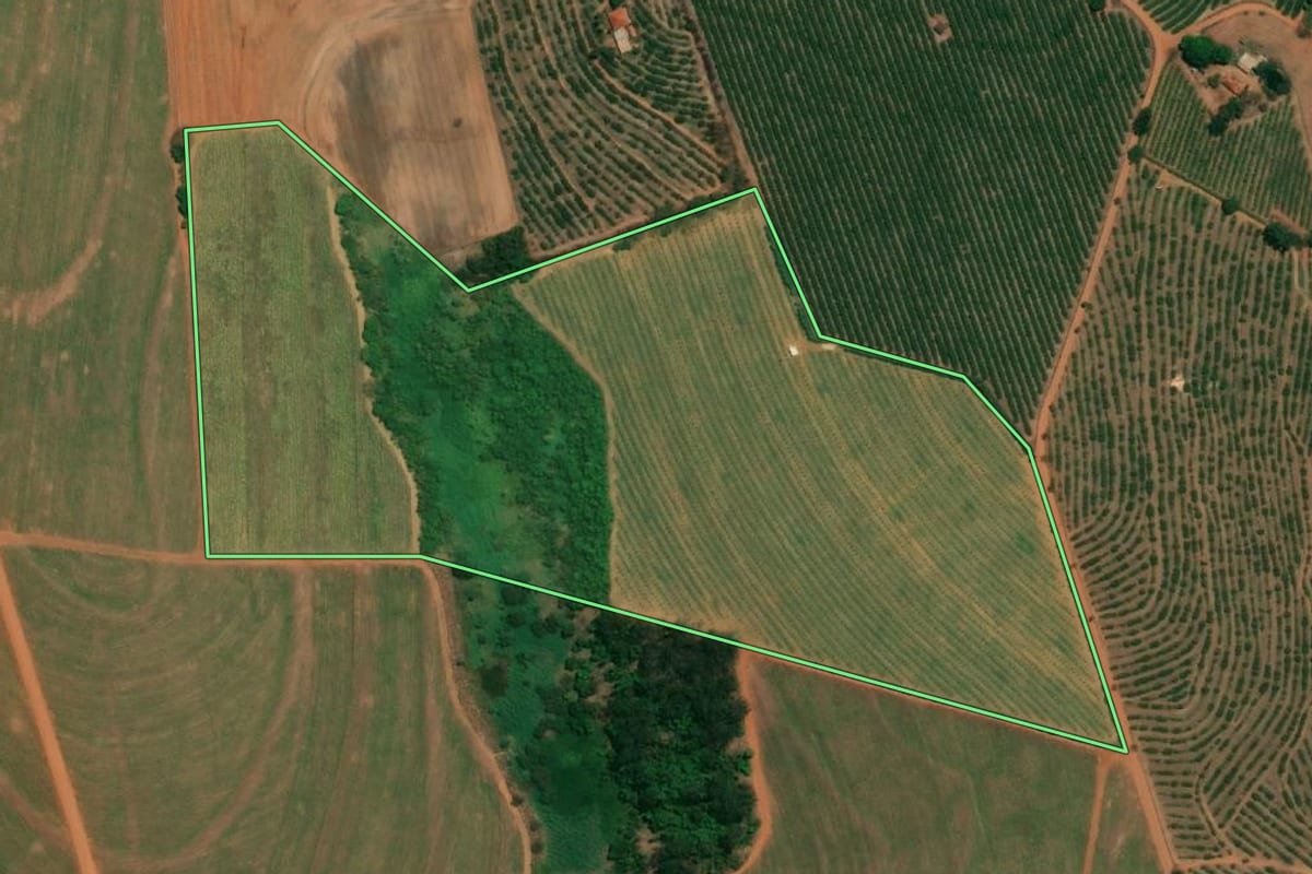 Imagem de satélite do imóvel rural em Cândido Rodrigues (SP), com o contorno declarado no CAR desenhado por cima.