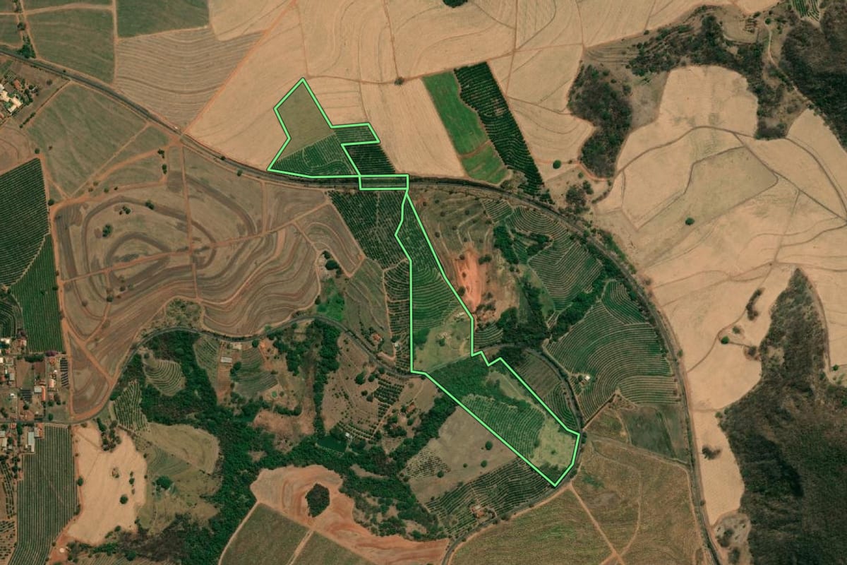 Imagem de satélite do imóvel rural em Cândido Rodrigues (SP), com o contorno declarado no CAR desenhado por cima.