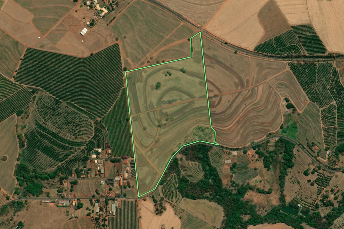 Imagem de satélite do imóvel rural em Cândido Rodrigues (SP), com o contorno declarado no CAR desenhado por cima.
