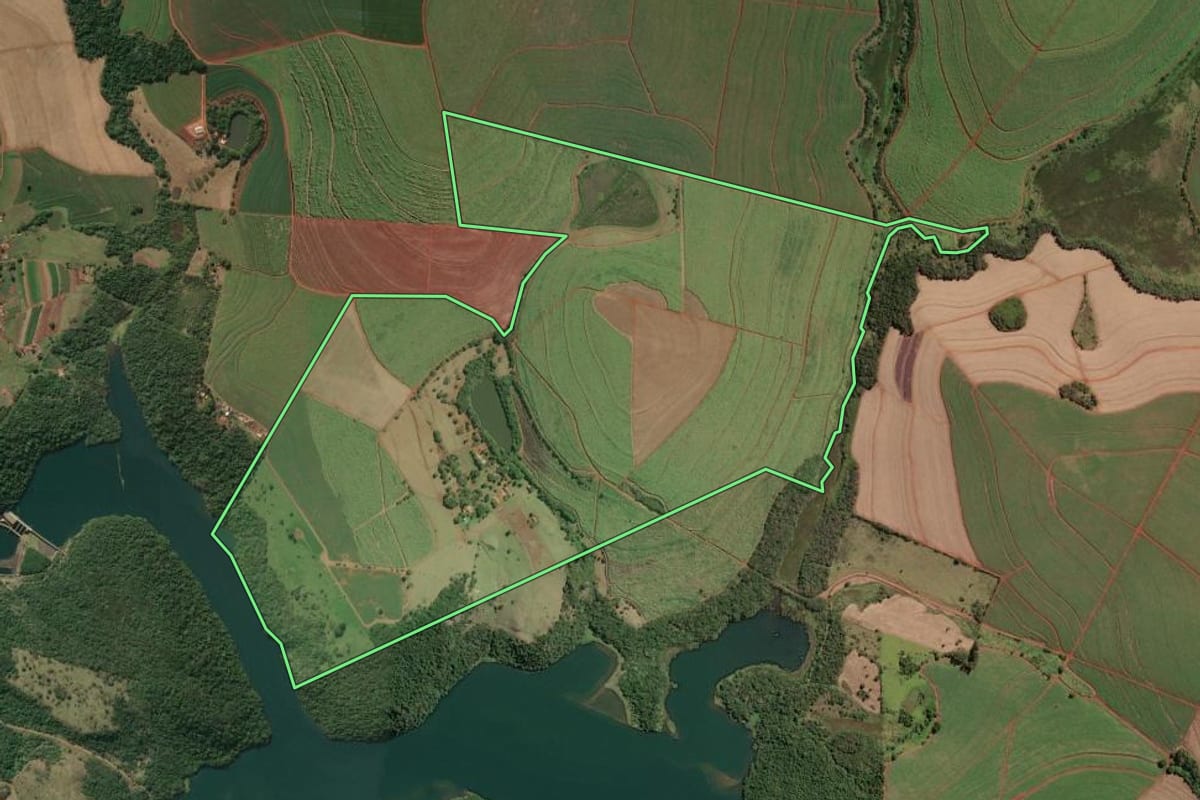 Imagem de satélite do imóvel rural em Canitar (SP), com o contorno declarado no CAR desenhado por cima.