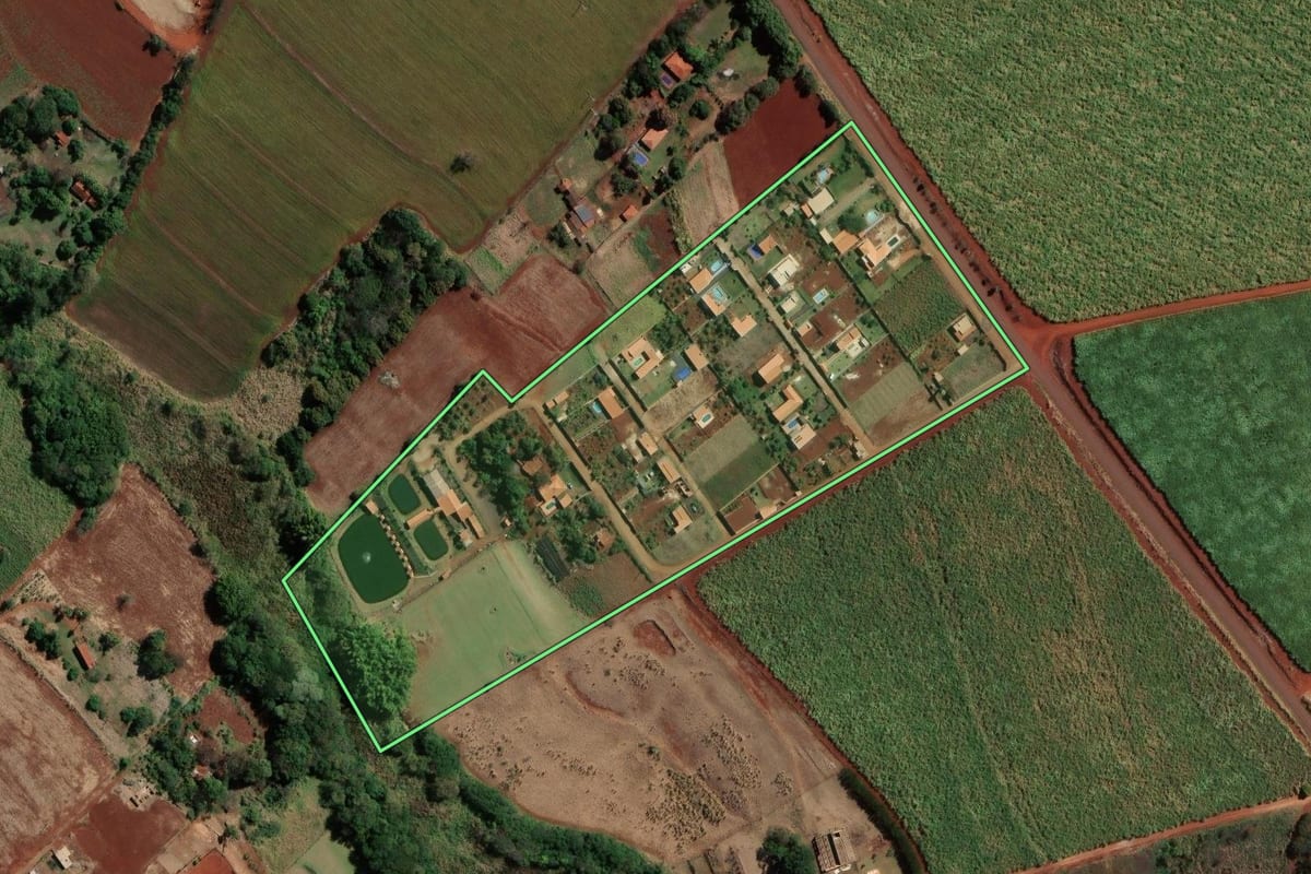 Imagem de satélite do imóvel rural em Canitar (SP), com o contorno declarado no CAR desenhado por cima.