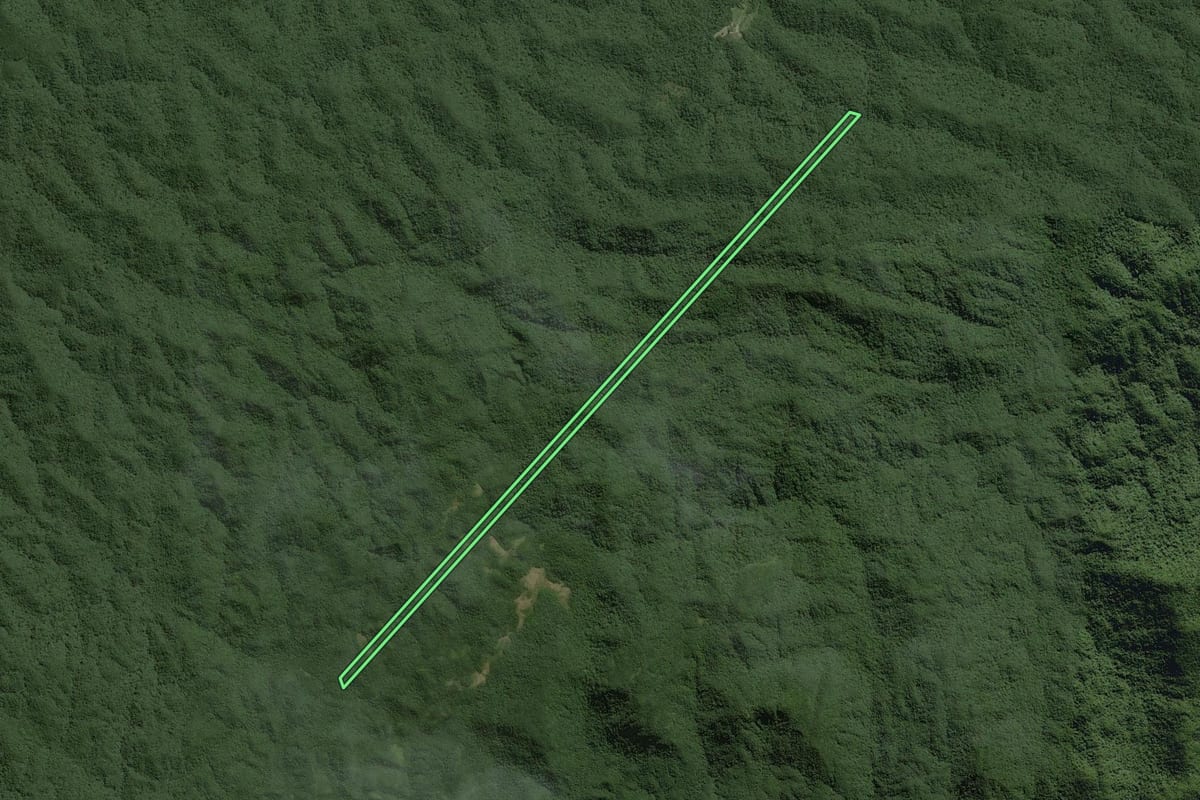 Imagem de satélite do imóvel rural em Capão Bonito (SP), com o contorno declarado no CAR desenhado por cima.