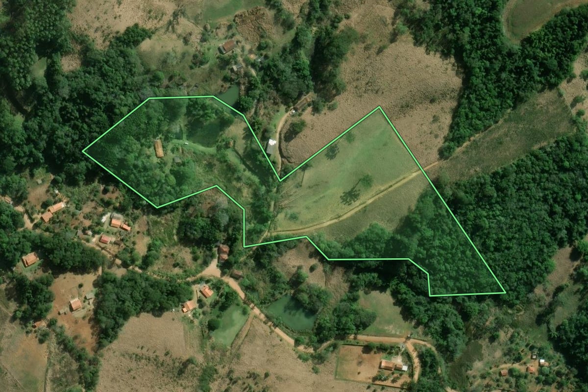 Imagem de satélite do imóvel rural em Capão Bonito (SP), com o contorno declarado no CAR desenhado por cima.
